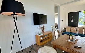 Casa familiar a la laguna en San Sebastian, Escobar, 3 dormitorios, jardín, pileta, parrilla y canoas